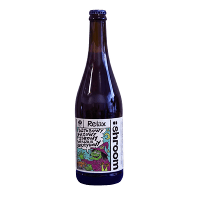 Butelka Shroom Relax 750 ml w limitowanej edycji z artworkiem Olka Syna Olka — czarownica w fioletowym kapeluszu z grzybami, dymek z napisem „sztosowy, fazowy, zdrowy wywar grzybowy".