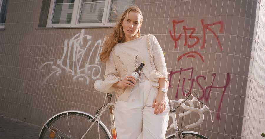 „Kocham, że mogę dbać o siebie w przyjemny sposób” – rozmowa z Esterą Mrówką o balansie, błędach i nadziei.