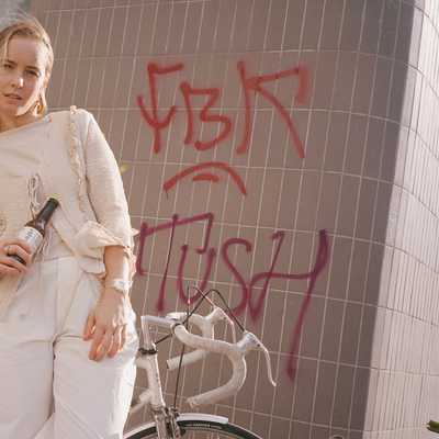 „Kocham, że mogę dbać o siebie w przyjemny sposób” – rozmowa z Esterą Mrówką o balansie, błędach i nadziei.