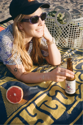 Estera Mrówka leży na kocu ze shroom relax w ręce. obok koszyk i grejpfrut