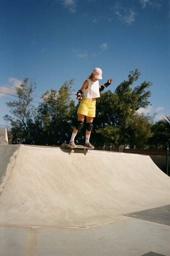 Aga Lepka jeździ na deskorolce w skateparku