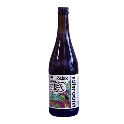 Butelka Shroom Relax 750 ml w limitowanej edycji z artworkiem Olka Syna Olka — czarownica w fioletowym kapeluszu z grzybami, dymek z napisem „sztosowy, fazowy, zdrowy wywar grzybowy".